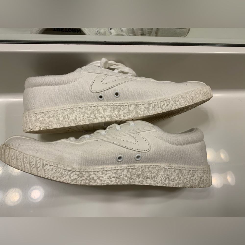 Classic Tretorn white tennis shoes, size 9.5